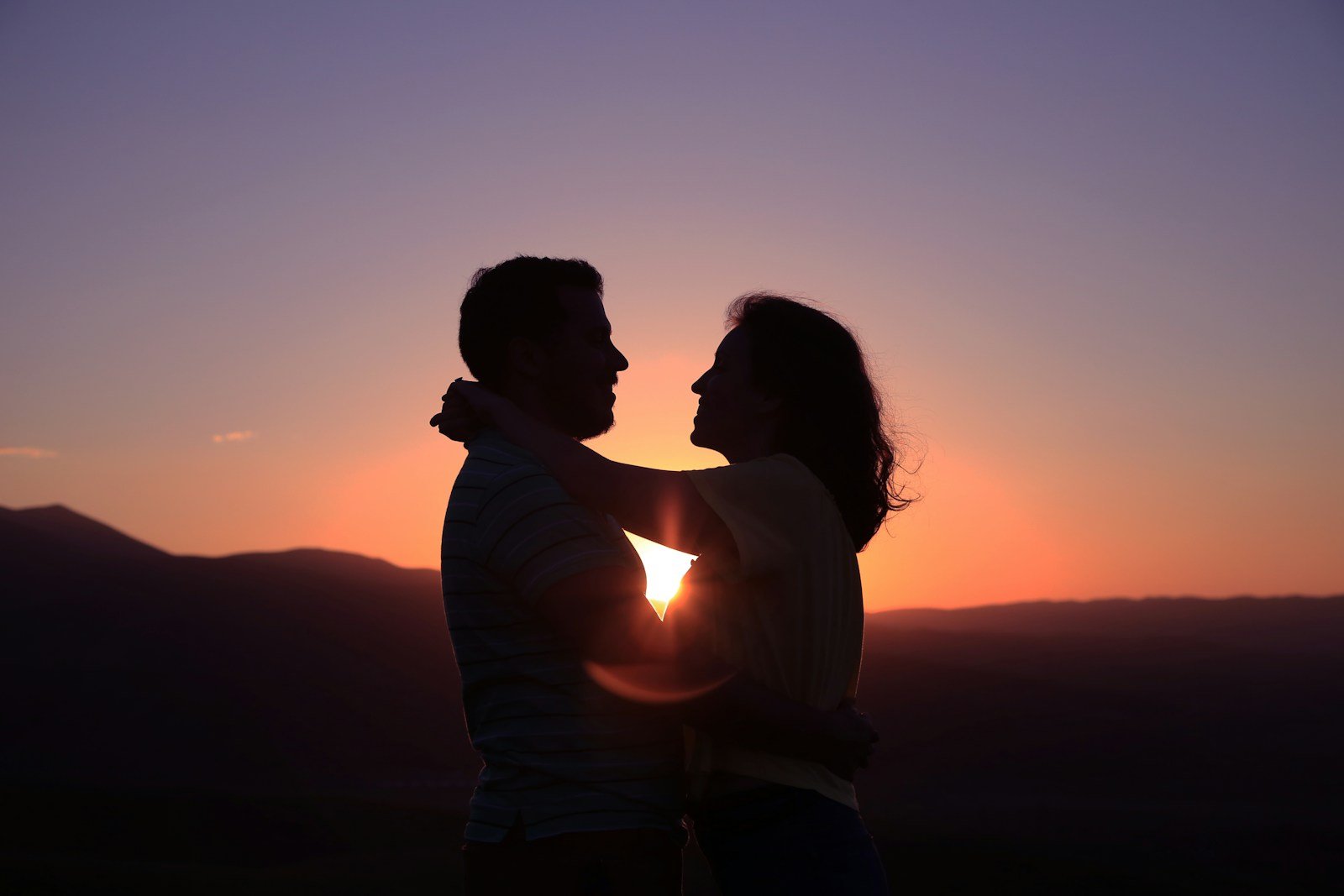 silhouette of hugging couple - what does the bible say about relationships