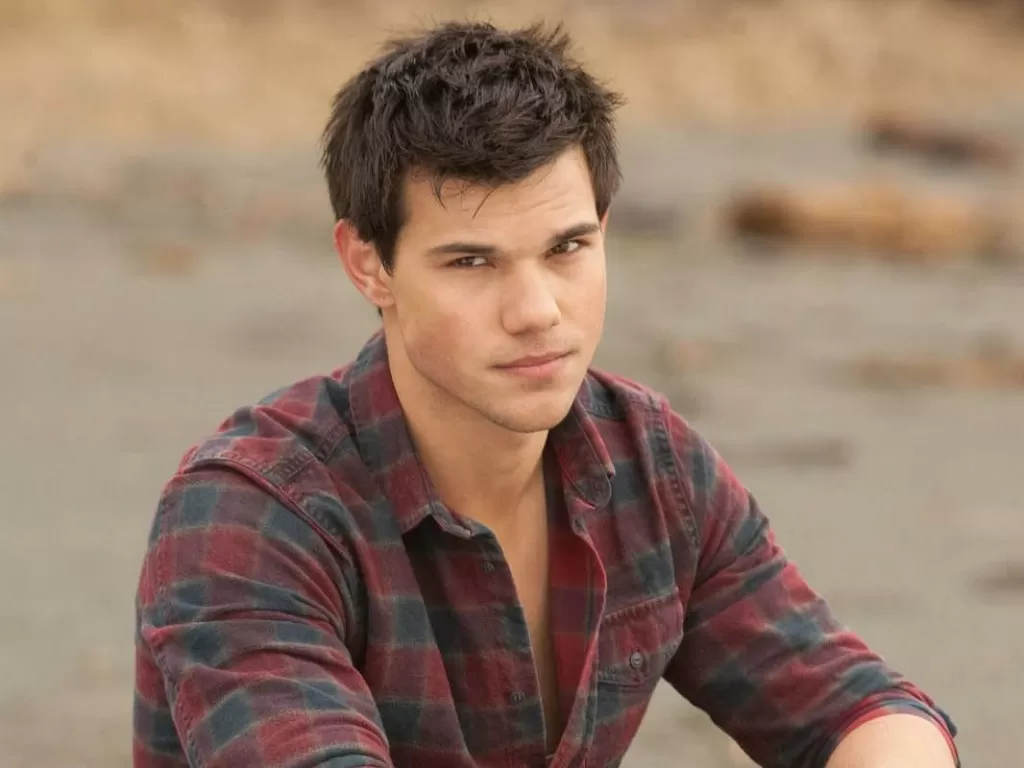 is taylor lautner a christian